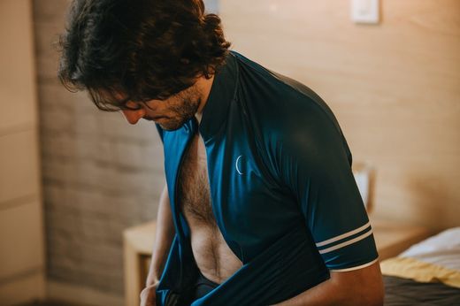 Prendas que no deben faltar en tu armario para ir cómodo en verano sobre tu bici