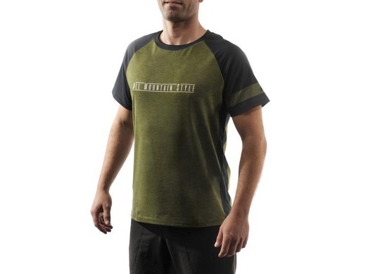 Camiseta Verde AMS Patrol: Estilo y Rendimiento para Ciclistas y Aventureros