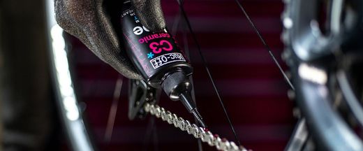 El secreto del C3 Ceramic Wet Chain Lube es su revestimiento cerámico único que proporciona una durabilidad increíble y un rendimiento de larga distancia en todas las cadenas de bicicleta. La fórmula innovadora de nuestro aceite para cadenas también utili