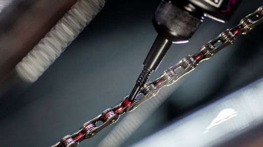 El secreto del C3 Ceramic Wet Chain Lube es su revestimiento cerámico único que proporciona una durabilidad increíble y un rendimiento de larga distancia en todas las cadenas de bicicleta. La fórmula innovadora de nuestro aceite para cadenas también utili