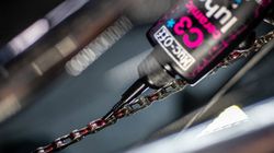 El secreto del C3 Ceramic Wet Chain Lube es su revestimiento cerámico único que proporciona una durabilidad increíble y un rendimiento de larga distancia en todas las cadenas de bicicleta. La fórmula innovadora de nuestro aceite para cadenas también utili