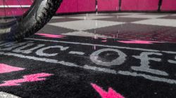 Alfombra Absorbente Muc-Off 2000x400 mm 🛡️🧼 | Protección Antideslizante Negro/Rosa para Taller y Hogar