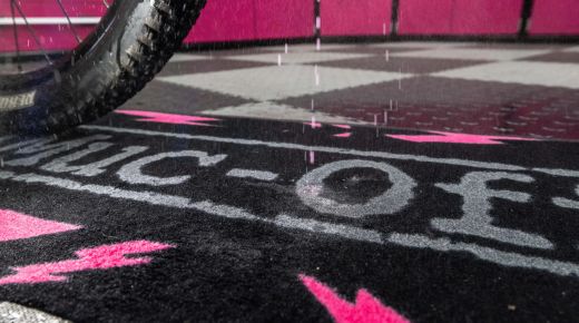 Alfombra Absorbente Muc-Off 2000x400 mm 🛡️🧼 | Protección Antideslizante Negro/Rosa para Taller y Hogar