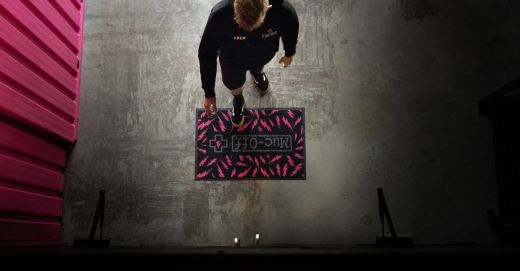 Alfombra Absorbente Muc-Off 600x900mm Negro/Rosa 🖤💖 | Protección y Limpieza para Taller y Bici 🚴♂️