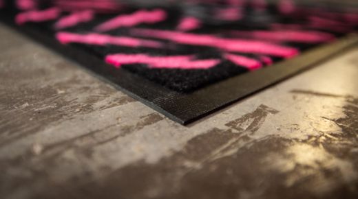 Alfombra Absorbente Muc-Off 600x900mm Negro/Rosa 🖤💖 | Protección y Limpieza para Taller y Bici 🚴♂️