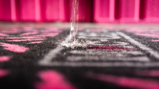 Alfombra Absorbente Muc-Off 600x900mm Negro/Rosa 🖤💖 | Protección y Limpieza para Taller y Bici 🚴♂️