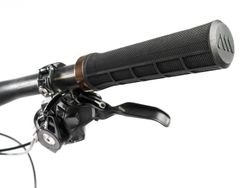 Puños Bici AMS Berm Grips - Red Bull Rampage Negros: Rendimiento Extremo y Estilo Exclusivo para tu Bicicleta