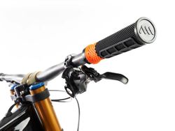 Puños para Bici AMS Cero Grips - Negro / Naranja: Control y Estilo Deportivo en Cada Ruta