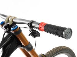Puños para Bici AMS Cero Grips - Negro/Rojo: Rendimiento y Estilo Deportivo para tu Bicicleta