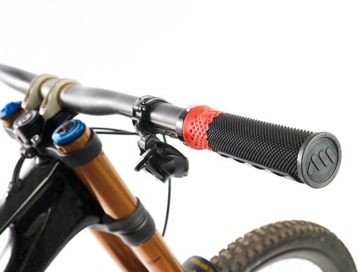 Puños para Bici AMS Cero Grips - Negro/Rojo: Rendimiento y Estilo Deportivo para tu Bicicleta