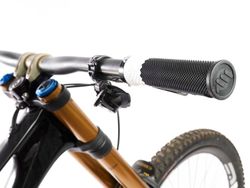 Puños para Bici AMS Cero Grips - Negros/Blancos: Comodidad y Elegancia para tu Bicicleta