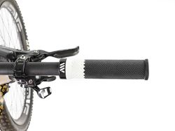 Puños para Bici AMS Cero Grips - Negros/Blancos: Comodidad y Elegancia para tu Bicicleta