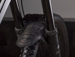 🚵‍♂️ Guardabarros AMS Mud Guard – Gris/Maorí  🌿 Protección y diseño étnico para tu bicicleta