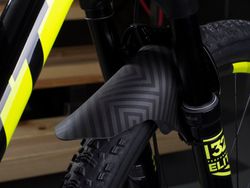 🚵‍♂️ Guardabarros AMS Mud Guard – Grey/Maze  🌀 Protección y estilo con un diseño enigmático