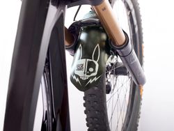 🚵‍♂️ Guardabarros Bici AMS Mud Guard – Hasie & The Robots White  🤖 Protección futurista con estilo único