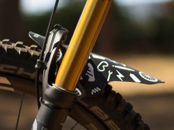 🚵‍♂️ Guardabarros AMS Mud Guard – Joy Ride/White  🎉 Protección y estilo para cada aventura