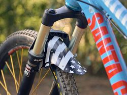 🚵‍♂️ Guardabarros AMS Mud Guard – Patriot White  🇺🇸 Protección y estilo con orgullo patriota