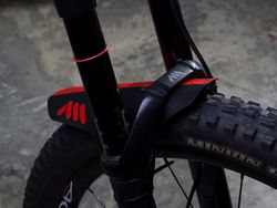 🚵‍♂️ Guardabarros AMS Mud Guard – Rojo/Negro  🔥 Protección y estilo para tu bicicleta