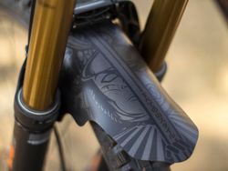 🚵‍♂️ Guardabarros AMS Mud Guard – Ronin/Grey  ⚔️ Protección de alto rendimiento con un diseño samurái