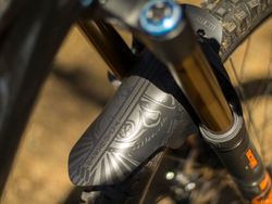 🚵‍♂️ Guardabarros AMS Mud Guard – Ronin/Grey  ⚔️ Protección de alto rendimiento con un diseño samurái