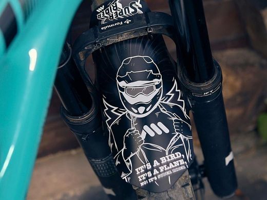 🚵‍♂️ Guardabarros AMS Mud Guard – Super Rider White  🦸‍♂️ Protección legendaria con estilo heroico