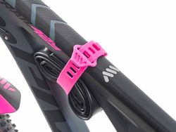 💖🚴‍♂️ Correa AMS OS Strap Magenta  – Estilo audaz y máxima resistencia