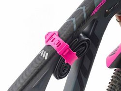 💖🚴‍♂️ Correa AMS OS Strap Magenta  – Estilo audaz y máxima resistencia