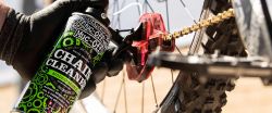Aparato Limpiador Muc-Off Chain Doc + Desengrasante 400ml 🧽 | Limpieza Rápida y Eficaz para tu Cadena