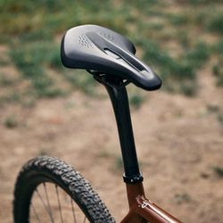 🚴‍♂️ Sillín Gravel Fizik Argo Terra X3 Negro 160mm Comodidad, Estabilidad y Rendimiento para Aventuras Gravel