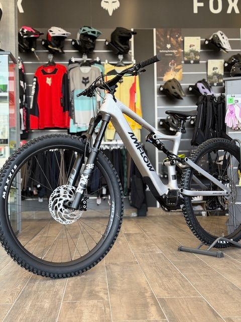 Bicicleta Amflow PL Carbon (800 Wh): Potencia y Ligereza para Rutas Extremas.Color Plata satinada