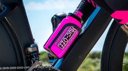 💖🚴‍♀️ Bidón Muc-Off Custom Fly Rosa 750 ml  💧 Hidratación ultraligera con estilo y máximo rendimiento
