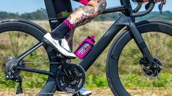💖🚴‍♀️ Bidón Muc-Off Custom Fly Rosa 750 ml  💧 Hidratación ultraligera con estilo y máximo rendimiento