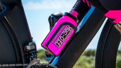 💖🚴‍♀️ Bidón Muc-Off Custom Fly Rosa 550 ml  💧 Hidratación ligera con estilo y alto rendimiento