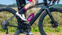 💖🚴‍♀️ Bidón Muc-Off Custom Fly Rosa 550 ml  💧 Hidratación ligera con estilo y alto rendimiento