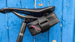 🎒🚴‍♂️ Bolsa de Sillín Muc-Off 0.7L Negra | Compacta, Impermeable y Resistente para MTB y Ruta 🔧💦✨