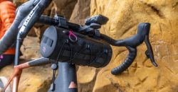 🚴‍♂️ Bolsa Manillar Muc-Off Explorer 2.4L Impermeable Negra 🖤 | Resistente, Compacta y 100% Estanca 🌧️