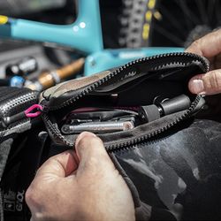 🎒 Bolsa Muc-Off Essentials 17x9x2 cm Organización Compacta y Resistente para tus Rutas en Bici