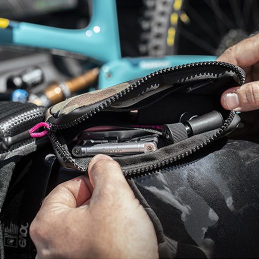 🎒 Bolsa Muc-Off Essentials 17x9x2 cm Organización Compacta y Resistente para tus Rutas en Bici