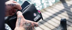 Bolsa Muc-Off Essentials Impermeable Negra 170x90x20 mm | Almacenamiento Seguro y Compacto para tus Accesorios