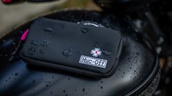 Bolsa Muc-Off Essentials Impermeable Negra 170x90x20 mm | Almacenamiento Seguro y Compacto para tus Accesorios