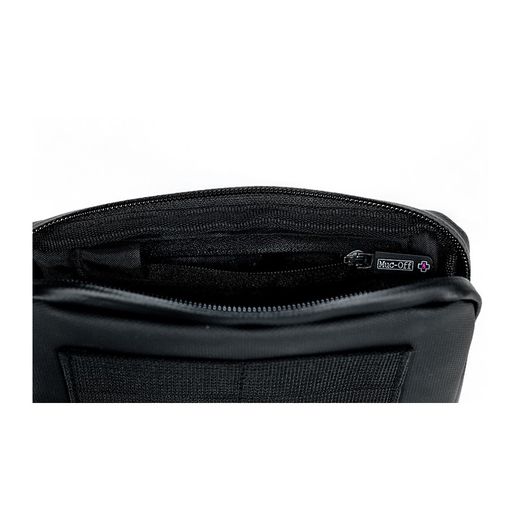 Bolsa Muc-Off Essentials Impermeable Negra 170x90x20 mm | Almacenamiento Seguro y Compacto para tus Accesorios