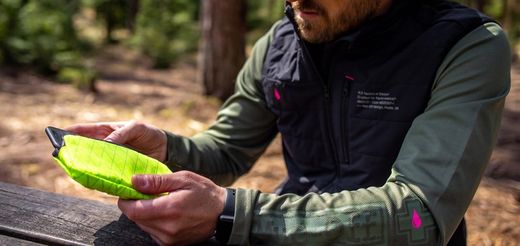 📱 Bolsa Smartphone Muc-Off Essentials Impermeable Hi-Vis 🟡 Protección Total y Alta Visibilidad 🌧️🚴‍♂️