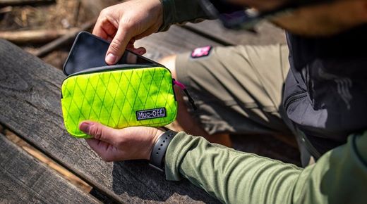 📱 Bolsa Smartphone Muc-Off Essentials Impermeable Hi-Vis 🟡 Protección Total y Alta Visibilidad 🌧️🚴‍♂️