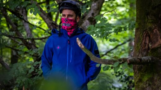 🚴‍♀️❄️ Braga Multifuncional Muc-Off Invierno Rosa Punk 🎀🧣 | Protección Térmica y Estilo Punk 🚴‍♀️❄️🔥