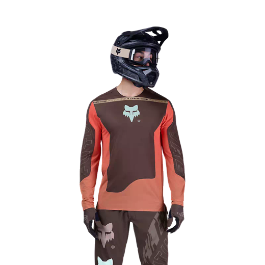 🚵‍♂️👕 Camiseta de Manga Larga Fox Flexair Elevated – Ligereza, Comodidad y Rendimiento  Color Marrón Cacao 🍫🌿