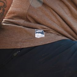 Camiseta Leatt MTB Gravity 1.0 Loam - Rendimiento, Comodidad y Estilo para los Riders Más Exigentes