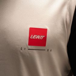 🚵‍♂️🤍 Camiseta Leatt MTB Gravity 2.0 Blanco – Rendimiento puro y estilo impecable 💨🔥