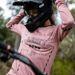 🌸🚵‍♀️ Camiseta Leatt MTB Gravity 3.0 Manga Larga Mujer Rosa Dusty – Rendimiento, protección y estilo femenino 💪✨