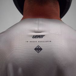 ⚙️🚵‍♂️ Camiseta Leatt MTB Gravity 5.0 Gris Granite – Máximo rendimiento con estilo y protección 💨🔥