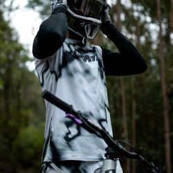 ⚪🔥 Camiseta Leatt MTB Gravity 8.0 Blanco Heatmap – Máximo rendimiento con estilo de competición 🚵‍♂️💨